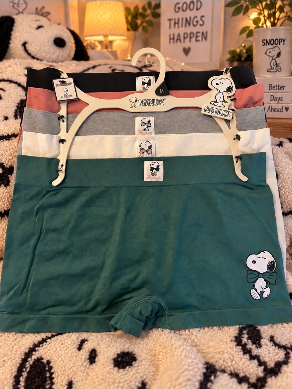 Snoopy 5 pack undies shorts with white Snoopy graphic
Size M
#snoopy #peanuts